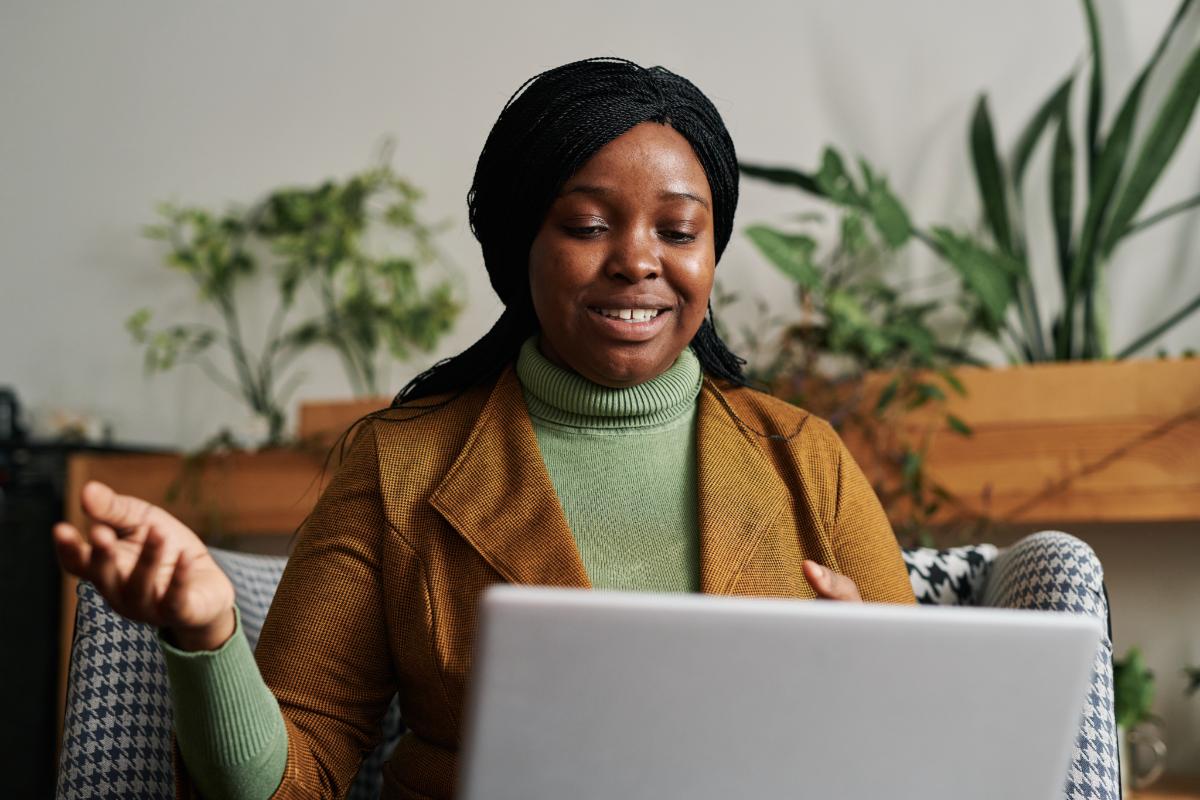 woman on computer researching opioid detox programs